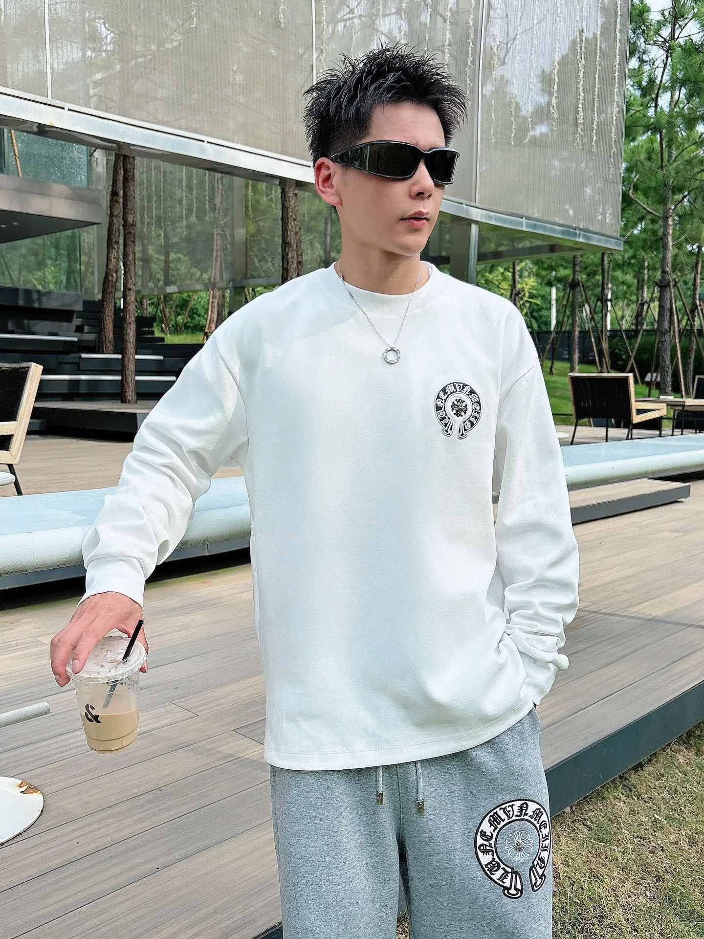 Clothes P 400💰 Pants P 446💰ChromeHearts Chrome Heart Round Neck Long Sleeve Pursuit of quality and absolute guarantee of quality! Using double-sided cotton fabric, the texture is clearly visible, the texture is soft, delicate and smooth, and the customized three-dimensional embroidery and leather patchwork technology is full of drape! The workmanship is fine and the shoulder lines are smooth. All imported chain machines are used to make the shoulder rolling strips. It has a certain thickness and is not made of cheap material but has a shiny feel that is comfortable and not tight on the upper body. It is the most avant-garde street item that can be easily matched by both men and women!  Color: black white Size: m-3xl Style number: 3576➕3750